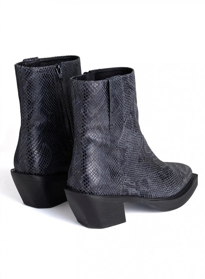 Antracytowe botki ze wzorem skóry węża