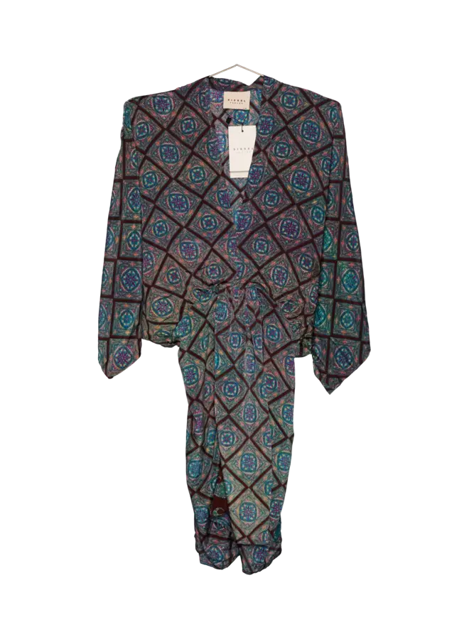 Wzorzysta sukienka kopertowa z wiązaniem