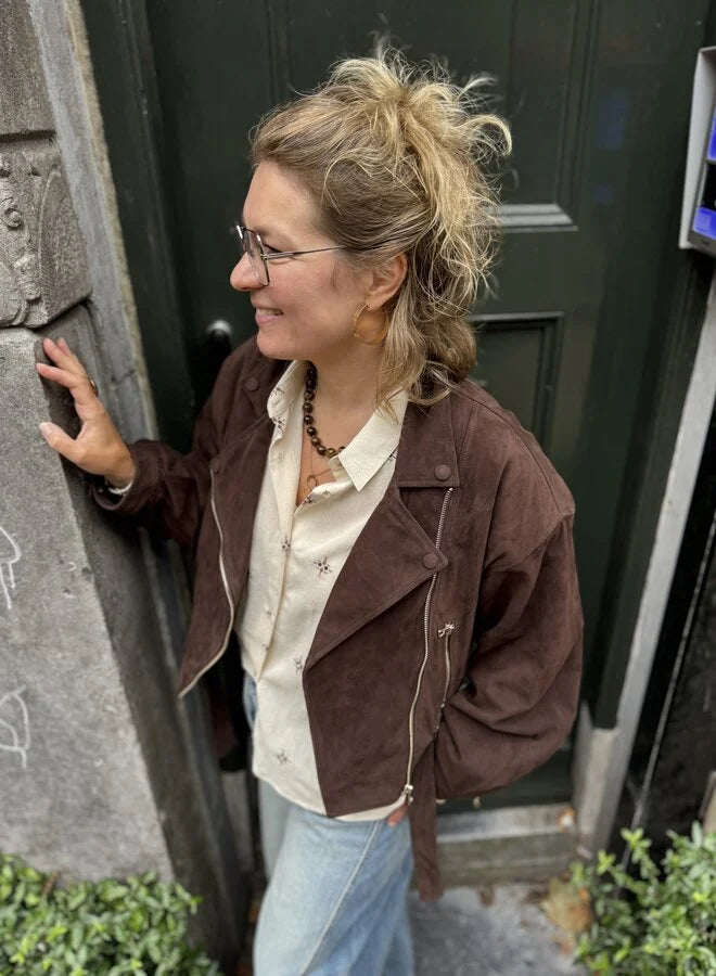 Brązowa krótka kurtka zamszowa