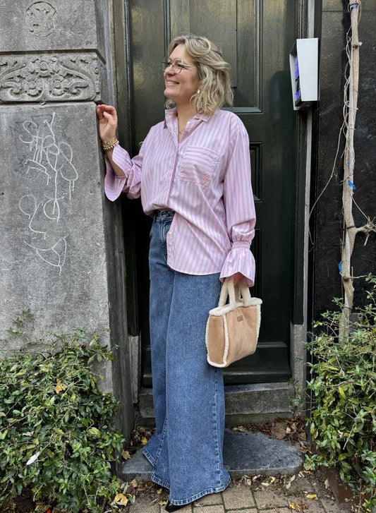 Różowa bluzka w paski z falbaniastymi mankietami