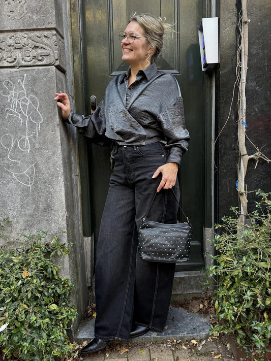 Satynowa bluzka kopertowa w kolorze ciemnoszarym