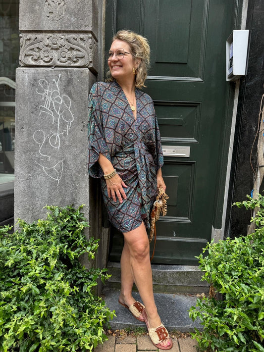 Wzorzysta sukienka kopertowa z wiązaniem